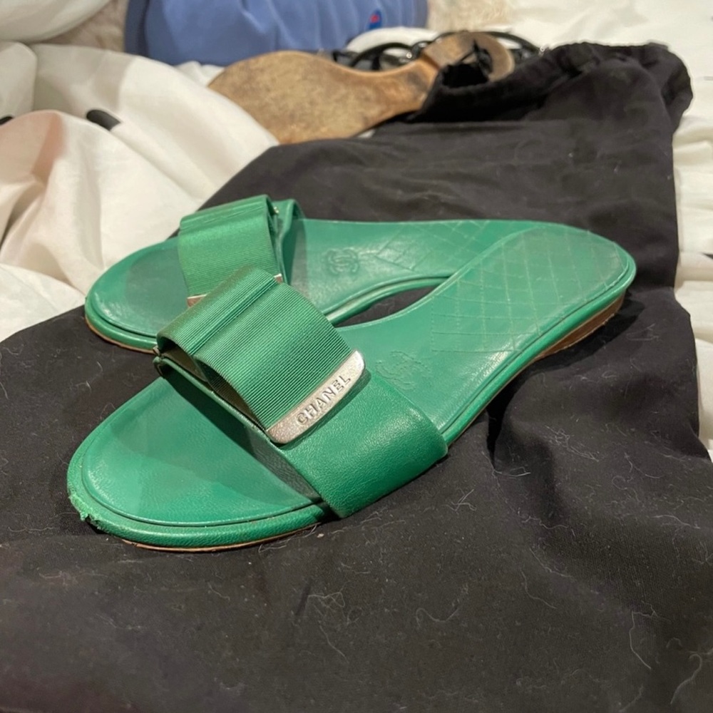 CHANEL EMERALD SANDALS - Picture 4 of 10